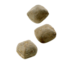 Tre saltlakridsbolsjer i forskellige nuancer, med en grov, tekstureret overflade, ideelle til lakridselskere.