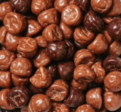 En kasse med dejlige Polly chokolade snacks, der har en sprød overflade og en lækker, sød fyldning i midten.
