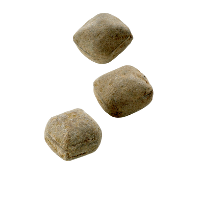 Tre saltlakridsbolsjer i forskellige nuancer, med en grov, tekstureret overflade, ideelle til lakridselskere.  