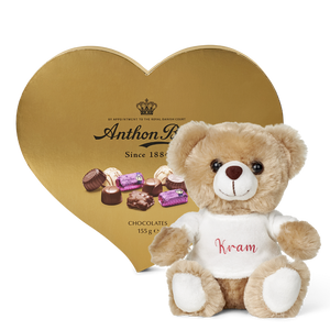 Anthon Berg hjerteæske med fyldte chokolader og en bamse med teksten Kram – en gave fyldt med varme og nærvær.