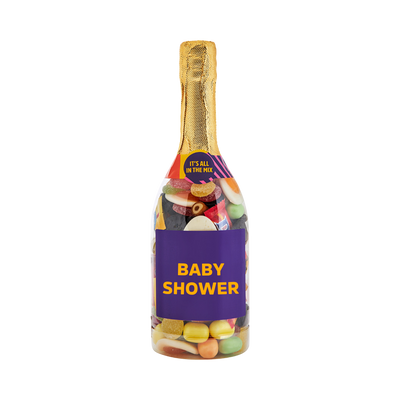 Champagneflaske fyldt med slik og lilla etiket med teksten "Baby Shower" – sød gave fra SlikEkspressen.