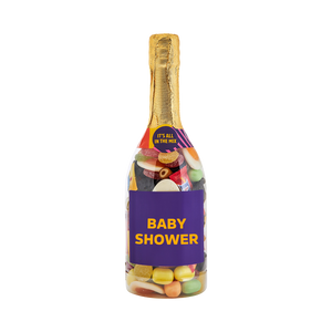 Champagneflaske fyldt med slik og lilla etiket med teksten "Baby Shower" – sød gave fra SlikEkspressen.