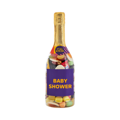 Champagneflaske fyldt med slik og lilla etiket med teksten "Baby Shower" – sød gave fra SlikEkspressen.