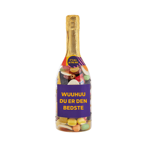 Champagneflaske fyldt med farverigt slik med teksten WUUHUU DU ER DEN BEDSTE på etiketten. Gaveidé fra SlikEkspressen.