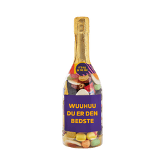 Champagneflaske fyldt med farverigt slik med teksten WUUHUU DU ER DEN BEDSTE på etiketten. Gaveidé fra SlikEkspressen.