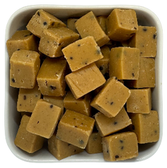 Cookie Dough Fudge fra Lonka – bløde fudgestykker med chokoladestykker i.