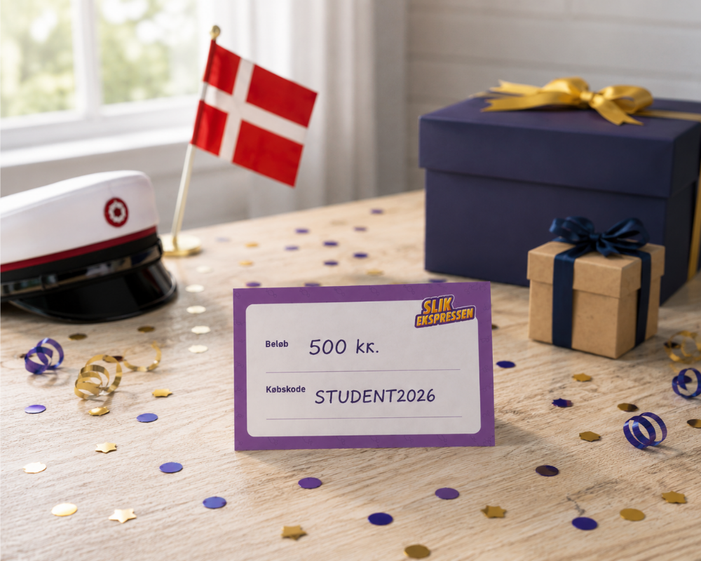 Gavekort fra SlikEkspressen til student placeret på festligt bord med studenterhue, dansk flag, gaveæsker og konfetti i baggrunden.