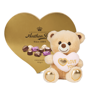 Anthon Berg chokoladehjerte med kærlig bamse, der holder et lyserødt hjerte med teksten "Love You"