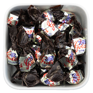 Guldkarameller fra Toms – karameller med mørk chokolade i Bland Selv Slik – individuelt indpakket i ikonisk guldfarvet papir.