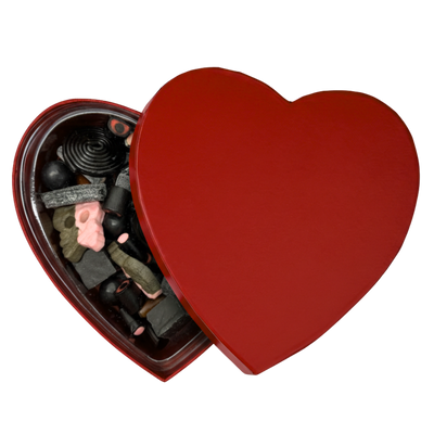 Hjerteformet æske fyldt med blandet lakrids i forskellige former og varianter – lakrids mix fra SlikEkspressen.