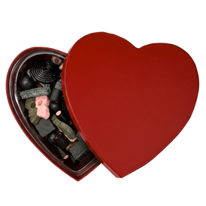 Hjerteformet æske fyldt med blandet lakrids i forskellige former og varianter – lakrids mix fra SlikEkspressen.