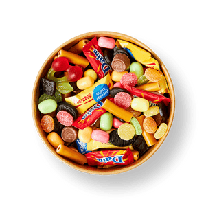 Jumbo bøtte med blandet slik – frugt, chokolade, lakrids og vingummi i farverig mix. Perfekt til deling ved festlige lejligheder.