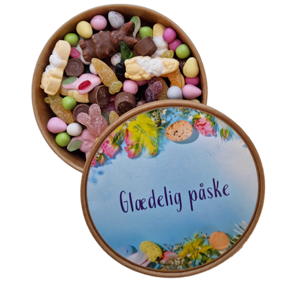 Rund påskebøtte med låg og tekst “Glædelig påske” – fyldt med blandet påskeslik og chokolade