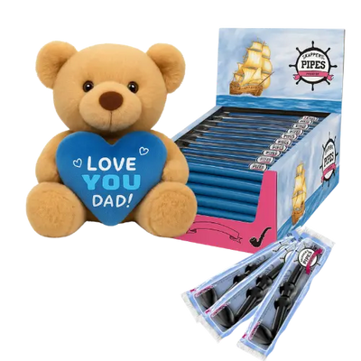 Gavepakke med en bamse, der holder et hjerte med teksten "LOVE YOU DAD", og 60 Skippers Piber – perfekt gave til Fars Dag.