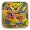 Sour Neon Worms fra Cloetta – syrlige vingummiorme med frugtsmag.