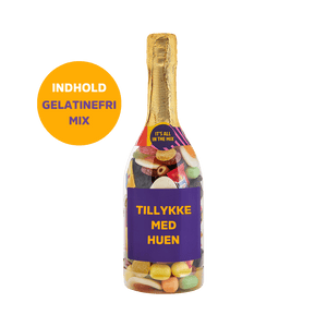 Champagneflaske med gelatinefri slik og "Tillykke med huen"-mærkat. Sjov gaveidé hos SlikEkspressen.