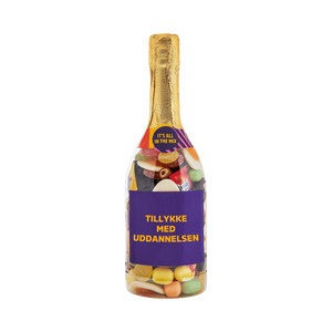 Champagneflaske fyldt med slik og lilla etiket med teksten "Tillykke med uddannelsen" – sød gave fra SlikEkspressen.