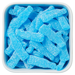 Fizzy Blue fra Malaco i Bland Selv Slik – blå vingummiflasker med sukkerdrys og frugtig, syrlig smag.