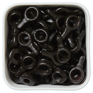 Sorte lakridsstykker formet som sutter med intens saltlakridsmag – Lakridssutter fra Haribo.

