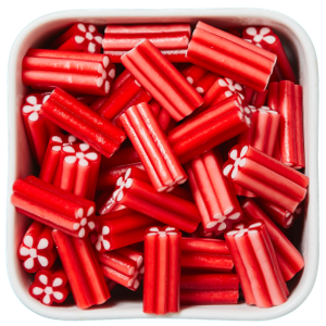 Red Ammo fra Toms – små røde stænger med blød jordbærcreme og dekorativ blomsterdesign i Bland Selv Slik.