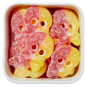 Store røde og gule kranieformede vingummistykker med sukkerdrys og frugtsmag – Store Sure Kranier fra Bubs.